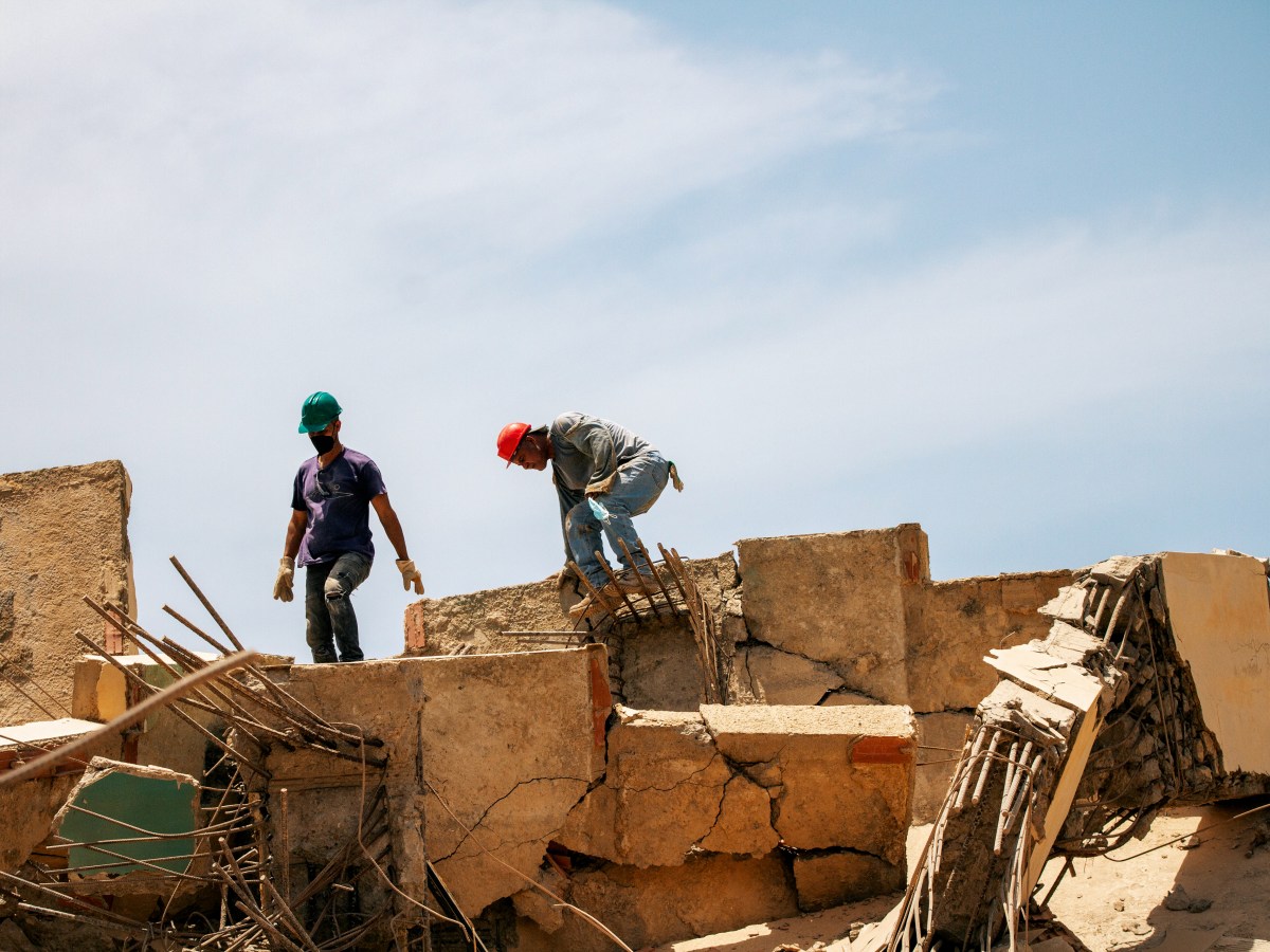 Trabajadores desplazados denuncian exclusión en las obras de reconstrucción tras terremotos de La Guaira
