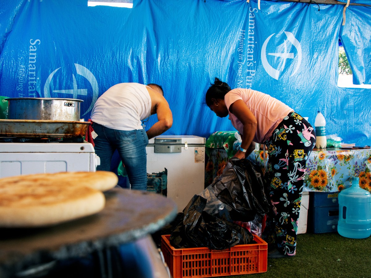 Sobrevivientes del doble sismo reconstruyen sus negocios entre las carpas del estadio César Nieves