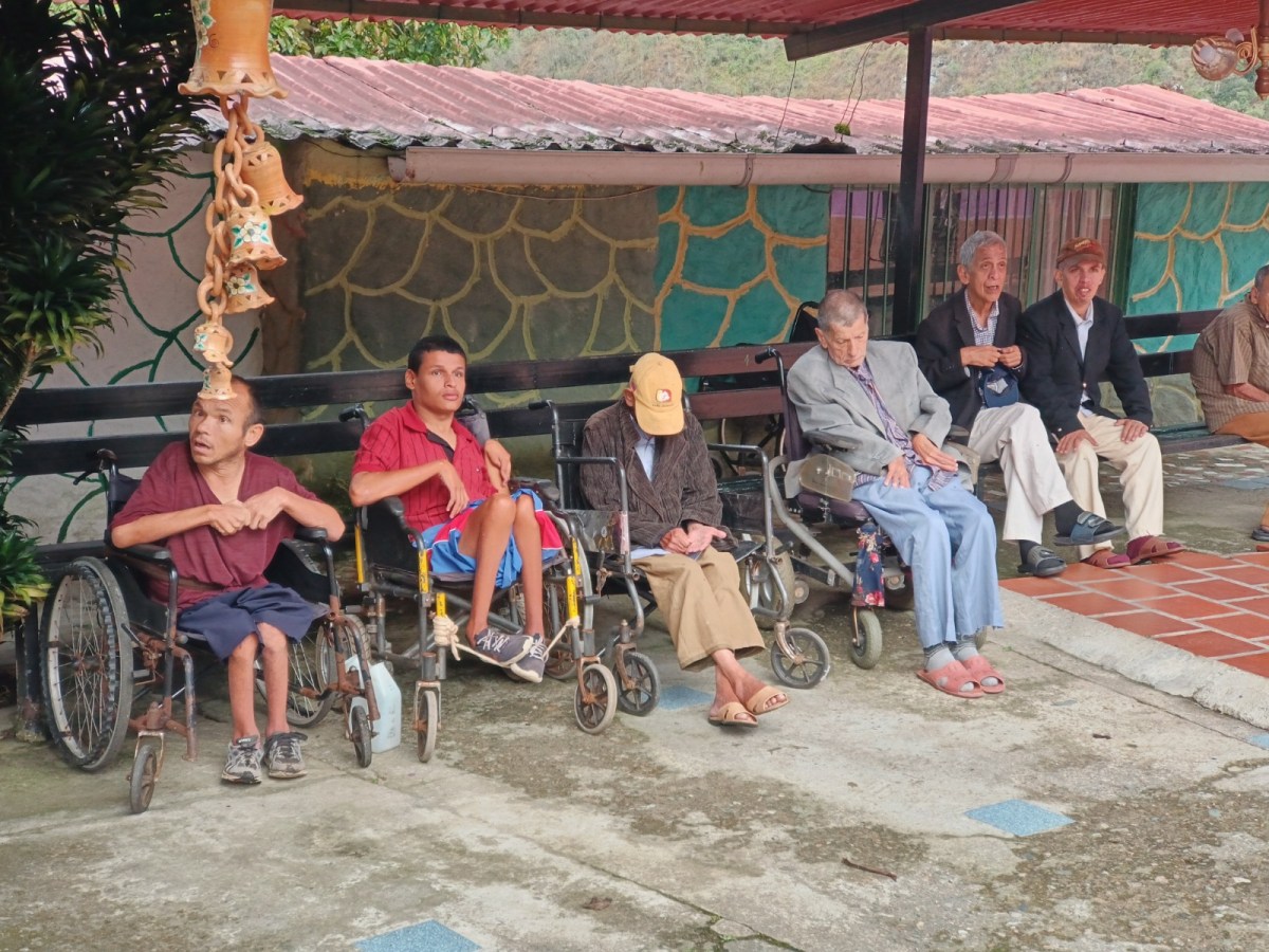 130 adultos mayores sobreviven sin ambulancia ni recursos en una casa hogar de Táchira