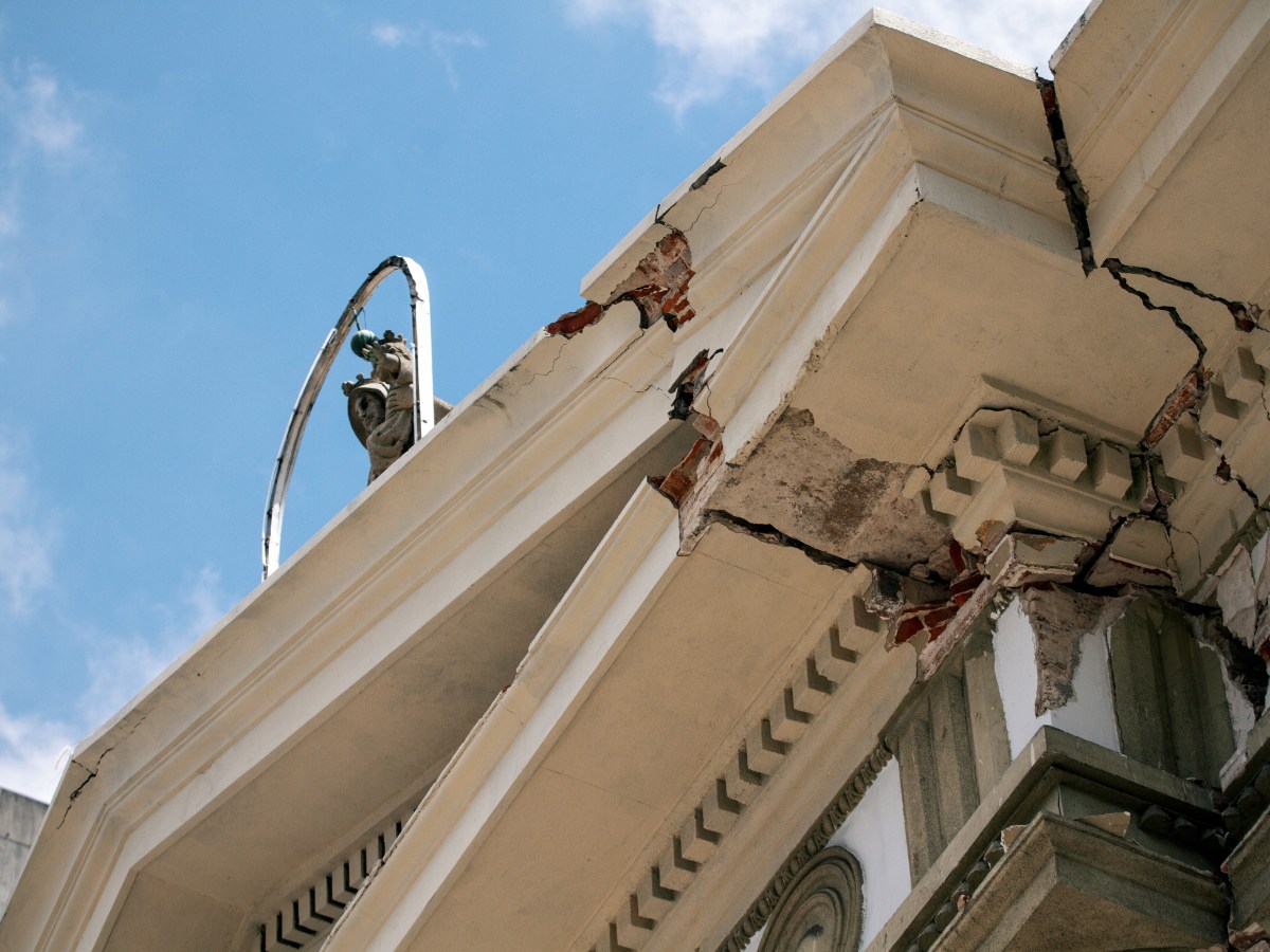EN FOTOS | La devoción no se detiene pese a las grietas en la iglesia de Las Mercedes