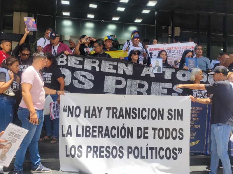 Familiares de presos políticos desafían cerco policial y entregan petitorio en la Cancillería