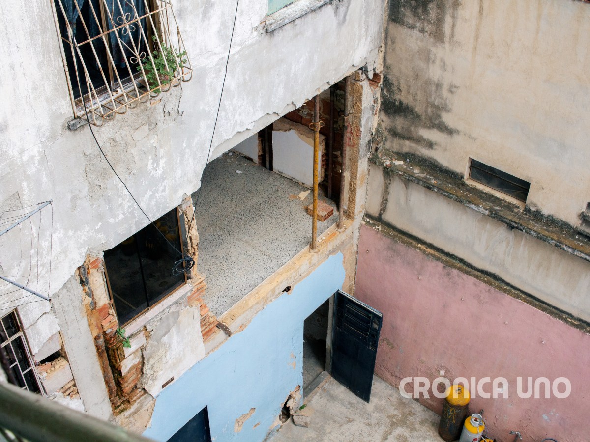 Seis familias permanecen en un edificio inhabitable de La Pastora dos meses después de los terremotos