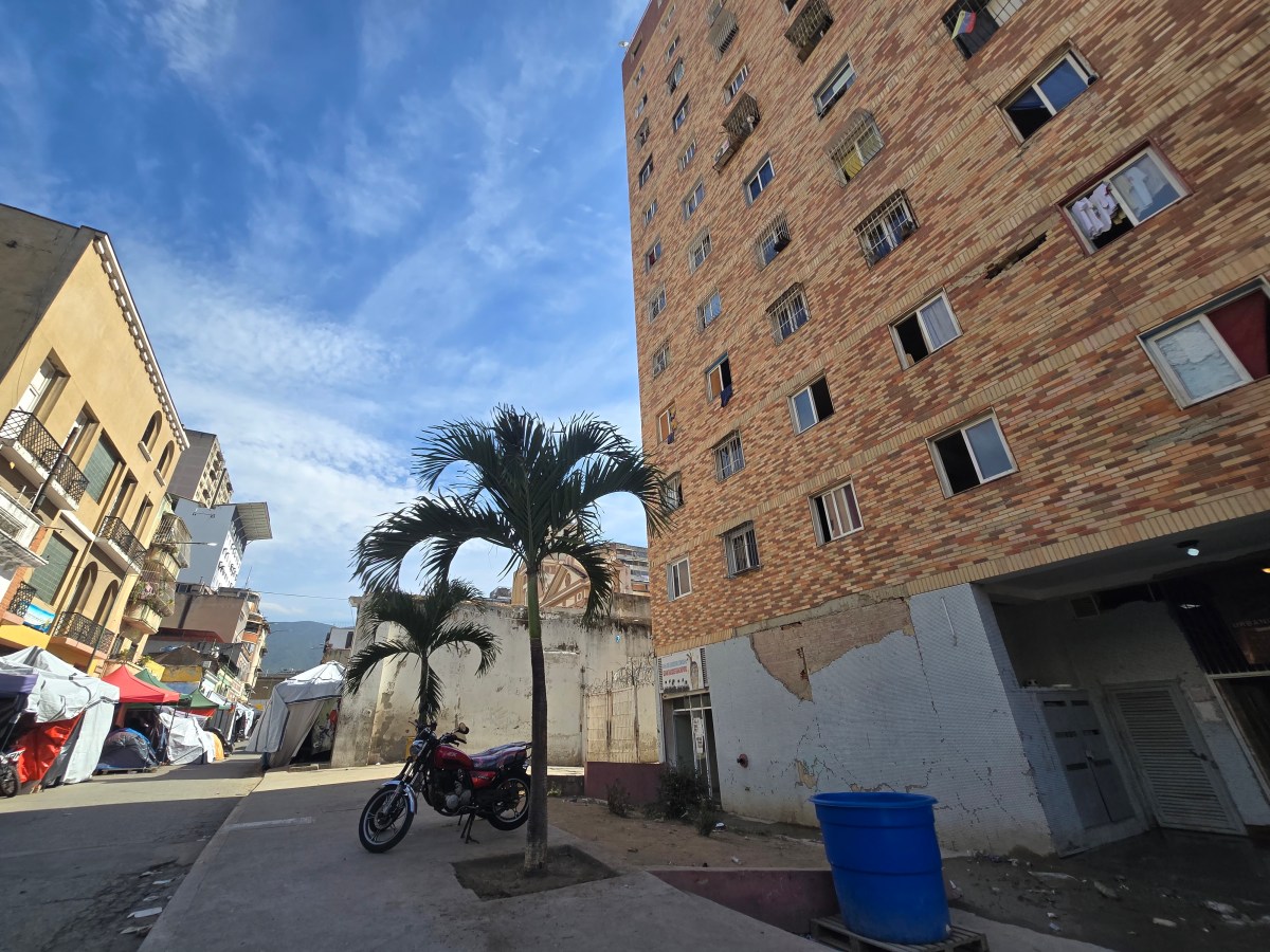 Familias de Santa Rosalía siguen en carpas a la espera de reparaciones tras los sismos