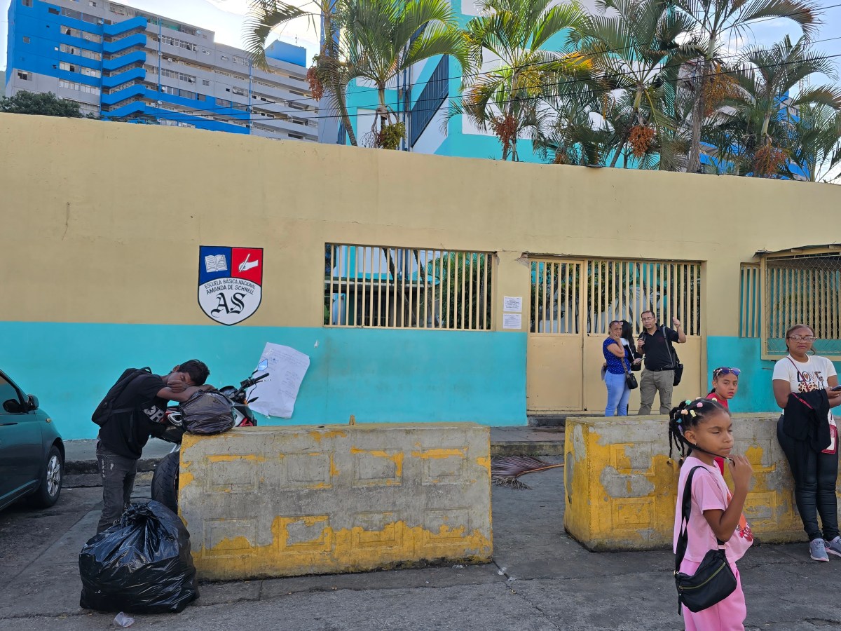 Baja asistencia y reparaciones condicionaron el inicio del año escolar 2026-2027 en el oeste de Caracas