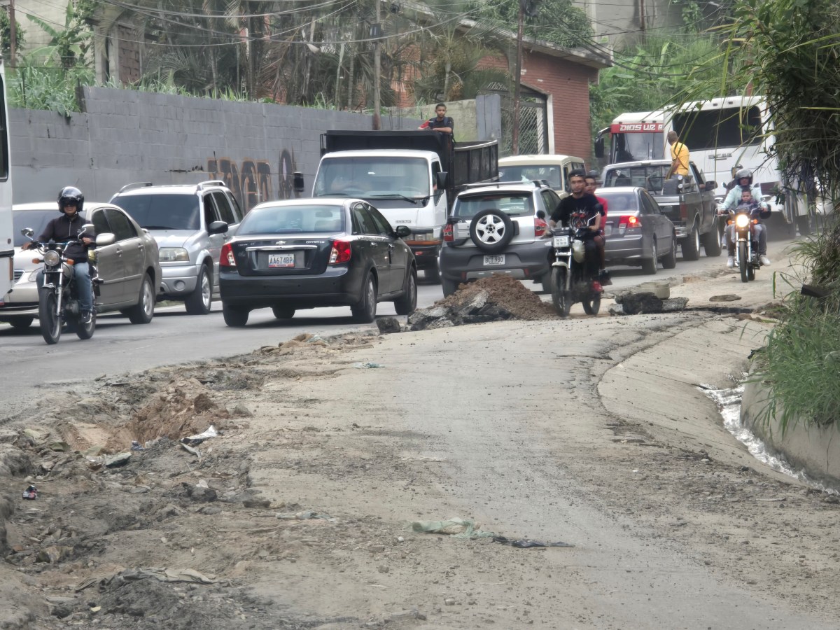 Vecinos esperan una hora por transporte por obras inconclusas en vialidad de El Junquito