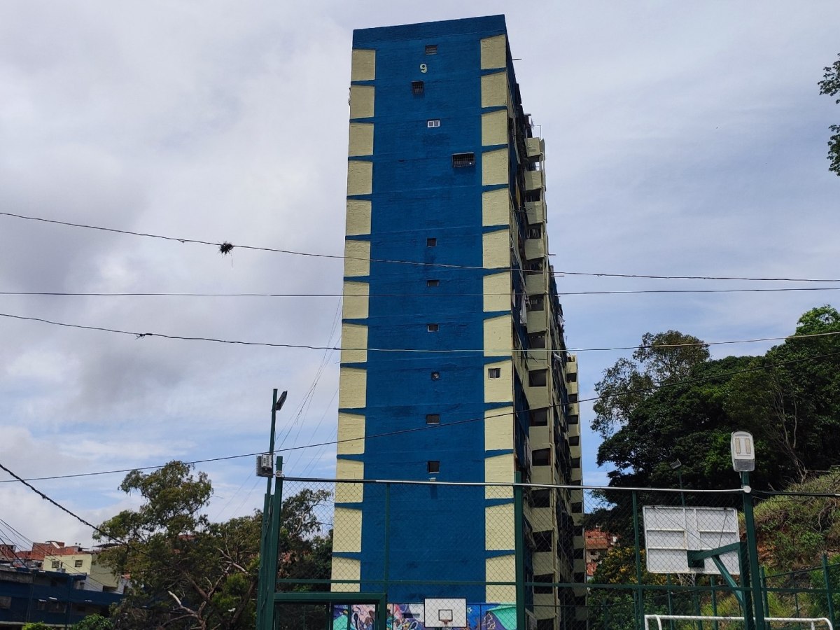 Daños en el bloque 9 de Lomas de Urdaneta amenazan a 143 familias sin recursos para reparaciones 