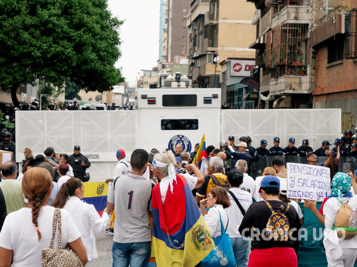 EN FOTOS | Trabajadores públicos entregaron documento ante la Vicepresidencia pese al piquete de PNB